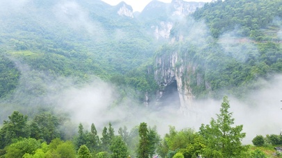 云雾缭绕的青山