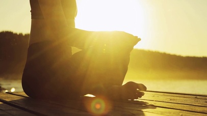 4K 高清  年轻女子莲花姿势