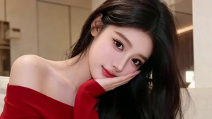 居家妩媚红衣美女