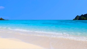 蔚蓝清澈海滩