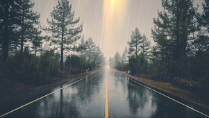 风雨交加的小路