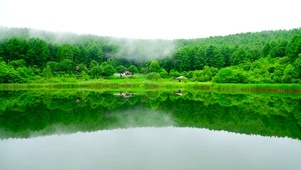 夏日雾气青山绿水湖