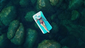 阳光浴美女