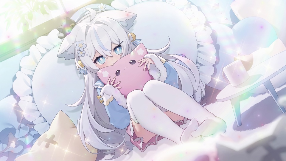 白发猫耳少女抱粉色猫形抱枕的二次元插画