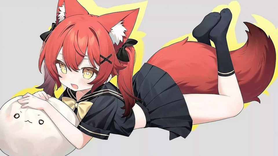 红发红狐耳双马尾少女穿黑水手服，侧躺扶着白色圆玩偶。
