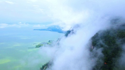 云雾缭绕的青山