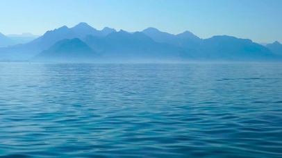 朦胧的高山湖泊