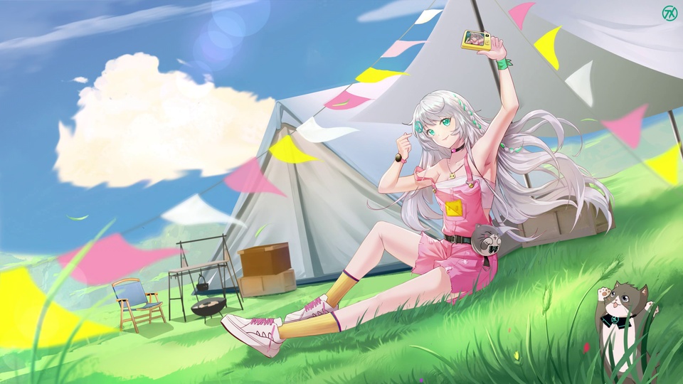 二次元青草地露营插画：银发少女坐于草地举黄色相机自拍，旁侧是挂彩色彩旗的白色露营帐篷，右下角佩戴黑领结的灰白猫咪站立挥手，上方是飘着白云的蓝天。