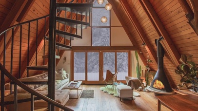 暴风雪天的温暖小木屋