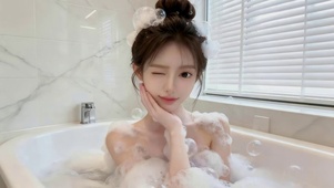 沐浴的女孩