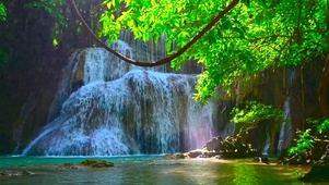 山涧瀑布流水