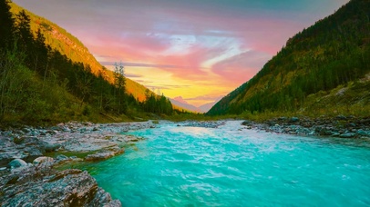 傍晚高山河流