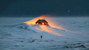 雪坡暖灯居