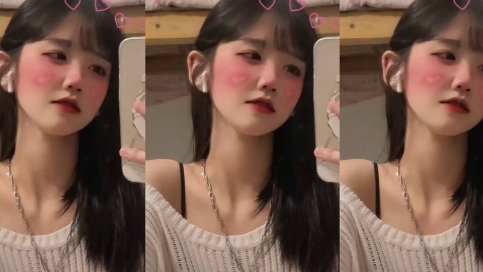 三格拼接黑长直女生近景，头顶带粉色空心爱心特效，手持浅色外壳物品