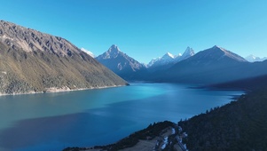 4k航拍雪山森林巴松措翠绿湖面