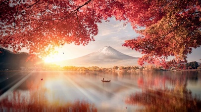 秋天夕阳红叶高山湖