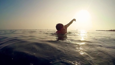 4K 高清 日落游泳的人