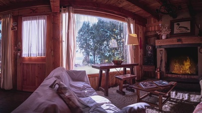 寒冷的冬日在木屋里烤火取暖