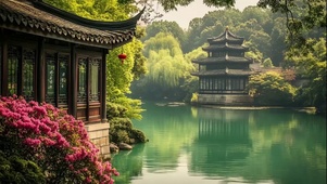 绿色夏日静谧湖畔古亭