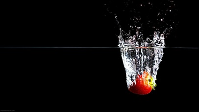 落入水中的草莓