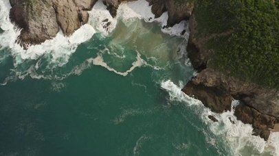 海浪在小海湾