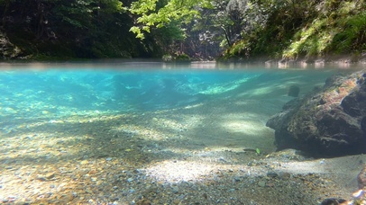 夏日清澈的湖水