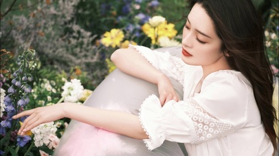 清纯赏花的女神