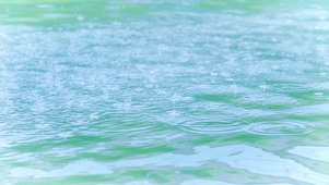 4K治愈湖面小雨