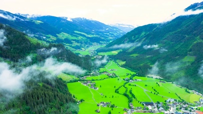 航拍高山云雾村庄