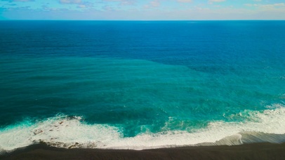 俯瞰广阔海滩海浪
