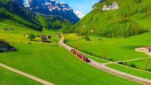 航拍瑞士山地电车