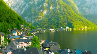 航拍高山湖畔小镇