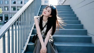 学校楼梯前闲坐的长发美女