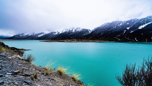 雪山湖泊