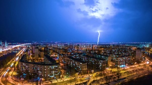 电闪雷鸣的夜景城市