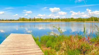 蓝天白云舒适湖畔