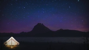 夜晚的篝火与星星