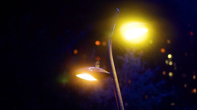  4k唯美下雨天路灯