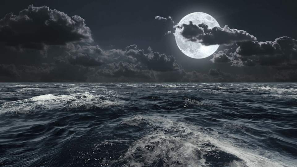 深灰蓝夜空浮动黑色积云，圆形满月悬于空中，下方是翻涌着白色浪涛的深蓝色海面。