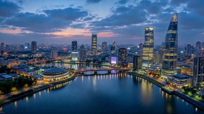 蓝调暮色河畔城市夜景