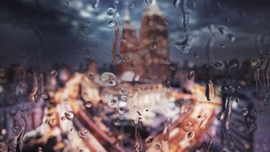窗外雨滴滑