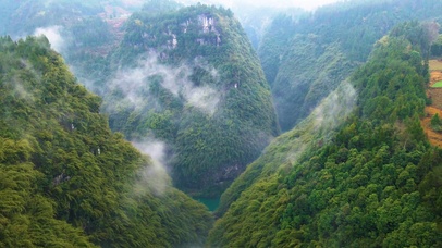 云雾缭绕青山