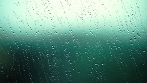 唯美玻璃上的雨水