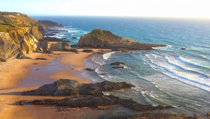 航拍美丽海岸海浪