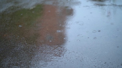 4K唯美下雨天雨滴滴落起水波纹