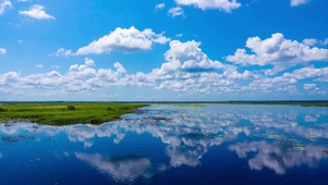 唯美蓝天草原湖景