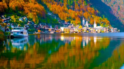 静谧高山湖畔小镇