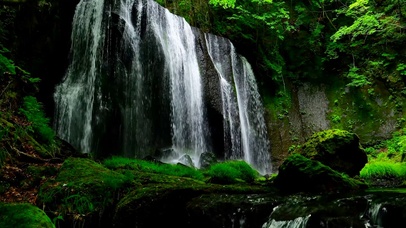 清凉护眼瀑布溪流
