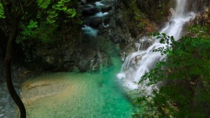 夏日清凉瀑布水潭