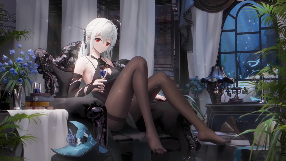 暗调卧室里银发红瞳少女半躺雕花黑皮扶手椅，手持盛蓝液的高脚杯，窗外出深蓝夜色。